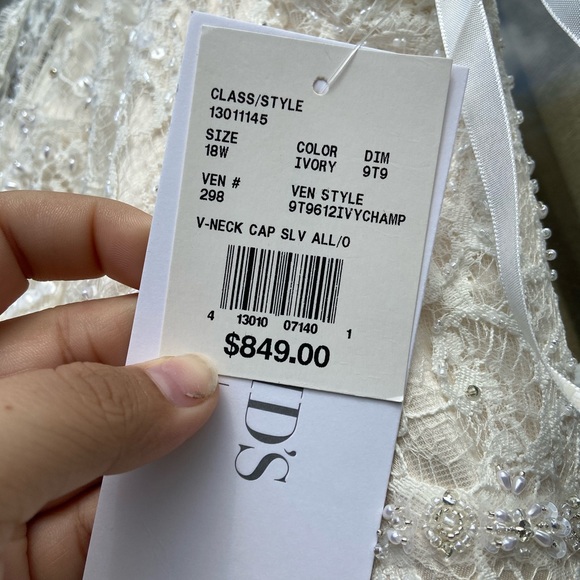 Wedding dress - Picture 2 of 2